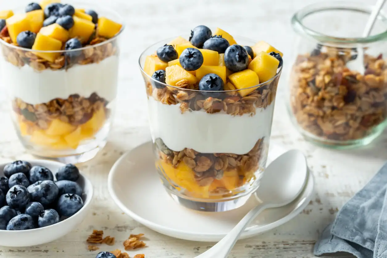 Copa de frutas y yogur con granola.