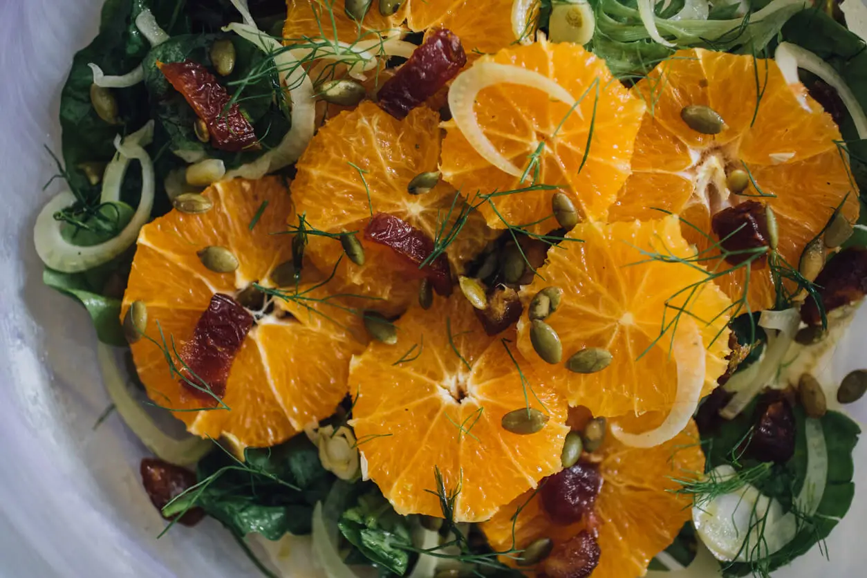 Ensalada verde con naranja y dátiles.