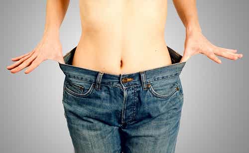 Mujer que perdió peso se prueba pantalón