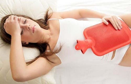 Mujer con dolores propios de la menstruación.