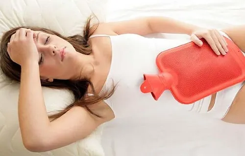 Mulher com cólica menstrual