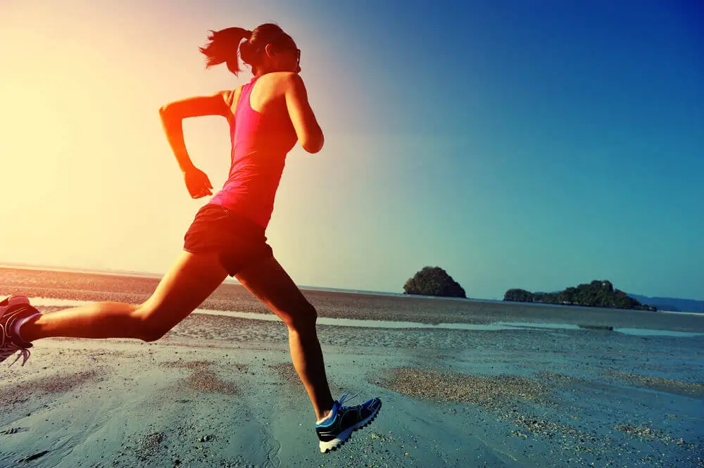 Mujer corriendo y entrenando.