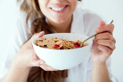 Mujer desayunando sano