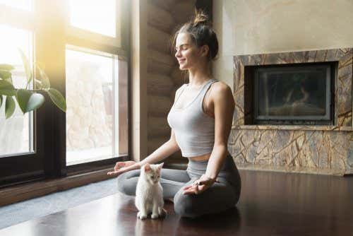 Mujer haciendo yoga en su casa.