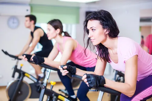 Personas haciendo spinning