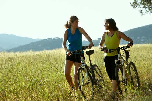 Mujeres-en-bicicleta-por-el-campo