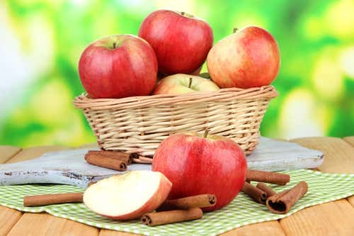 Manzanas en cesta.