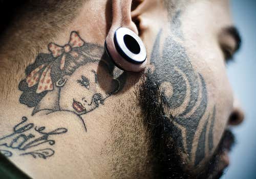 Tatuajes y piercings: moda ancestral