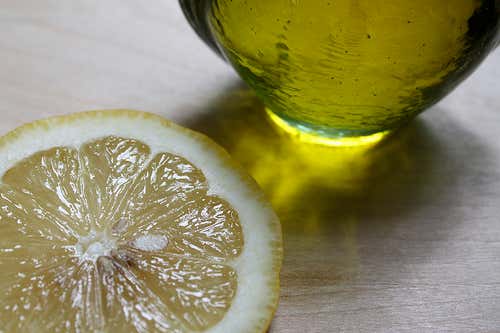 Aceite de oliva y limón.