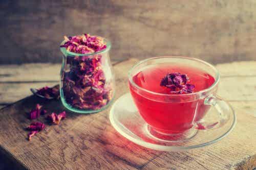 El té de rosas es un remedio milenario que aporta múltiples beneficios a nuestra salud.