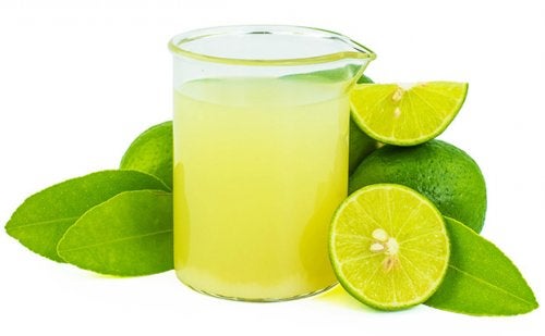 Jamás se debe aplicar zumo de limón en la piel a modo de tratamiento. 
