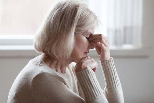 Mujer mayor con cansancio por anemia ferropénica.