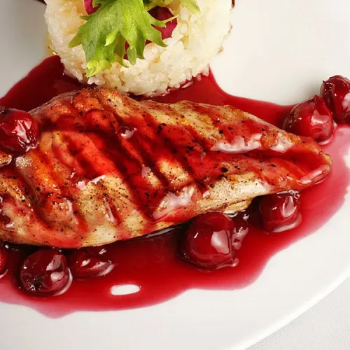 Pollo con salsa, una de las mejores recetas con cerezas