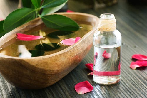 Agua de rosas para la piel