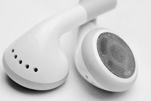 ¿Te has planteado si es malo para los oídos usar auriculares?