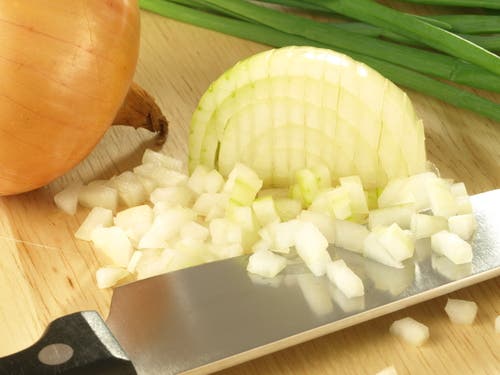 La cebolla puede ser un gran aliado frente a las heridas en la boca.