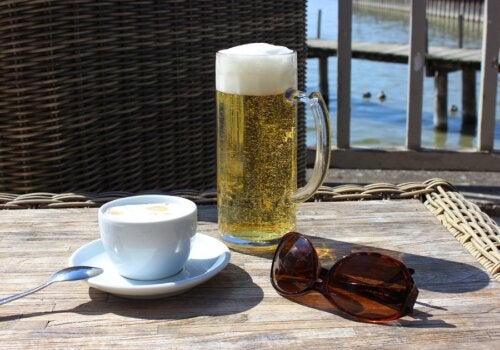 Café y cerveza: la ciencia desmiente mitos sobre su consumo