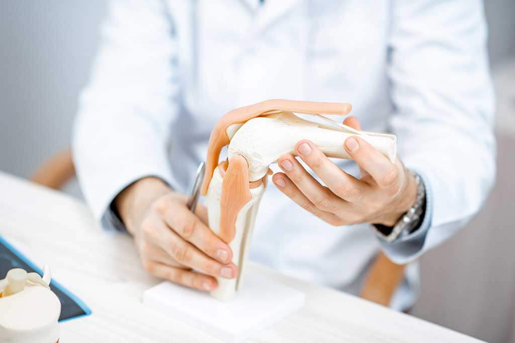 Médico explica los beneficios del calcio para los huesos