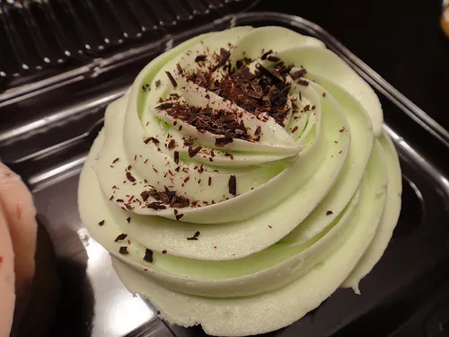 helado de menta con chocolate