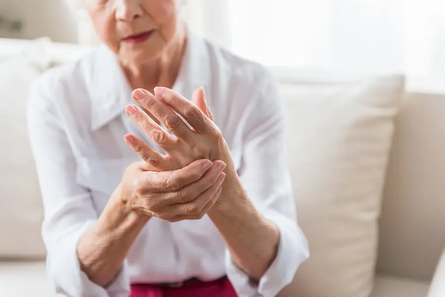 Mujer con artritis que se podría beneficiar del limoneno.