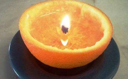 Vela-casera-y-natural-facil-de-fabricar-en-una-cascara-de-naranja.