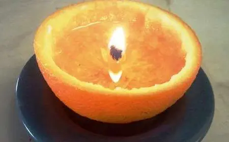 Vela-casera-y-natural-facil-de-fabricar-en-una-cascara-de-naranja.