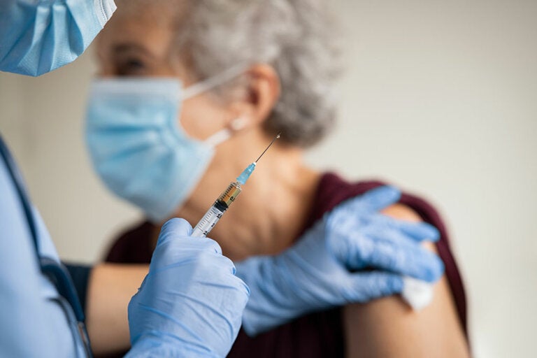 ¿Son las vacunas peligrosas para la salud?