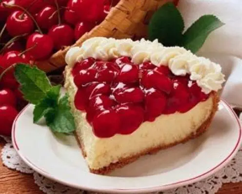 Otra de las recetas con cerezas es la tarta de queso y cerezas
