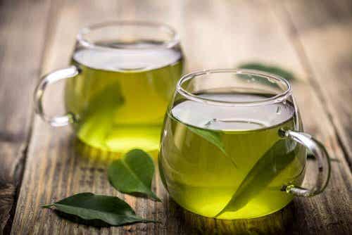 El té verde verde es uno de los alimentos diuréticos.