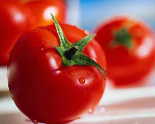 Los tomates son alimentos diuréticos.