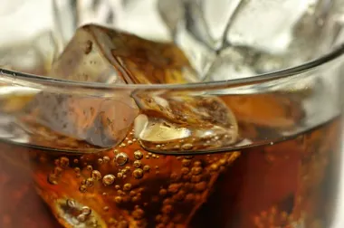 ¿Sabías que los refrescos "light" aumentan nuestra grasa abdominal?