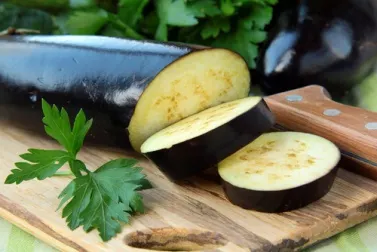 Agua de berenjena y limón: ¿cómo prepararla y cuándo usarla?
