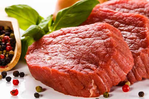 Plato con carne roja, uno de los alimentos que es mejor no tomar por las noches