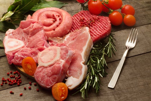 Punaisen lihan kulutusta kannattaa vähentää nivelkivun lievittämiseksi.