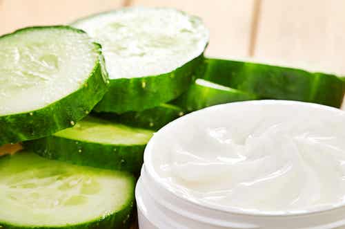 Una mascarilla de pepino puede ser útil para hidratar y suavizar la piel.