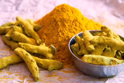 La cúrcuma reduce la inflamación y ayuda a eliminar toxinas.