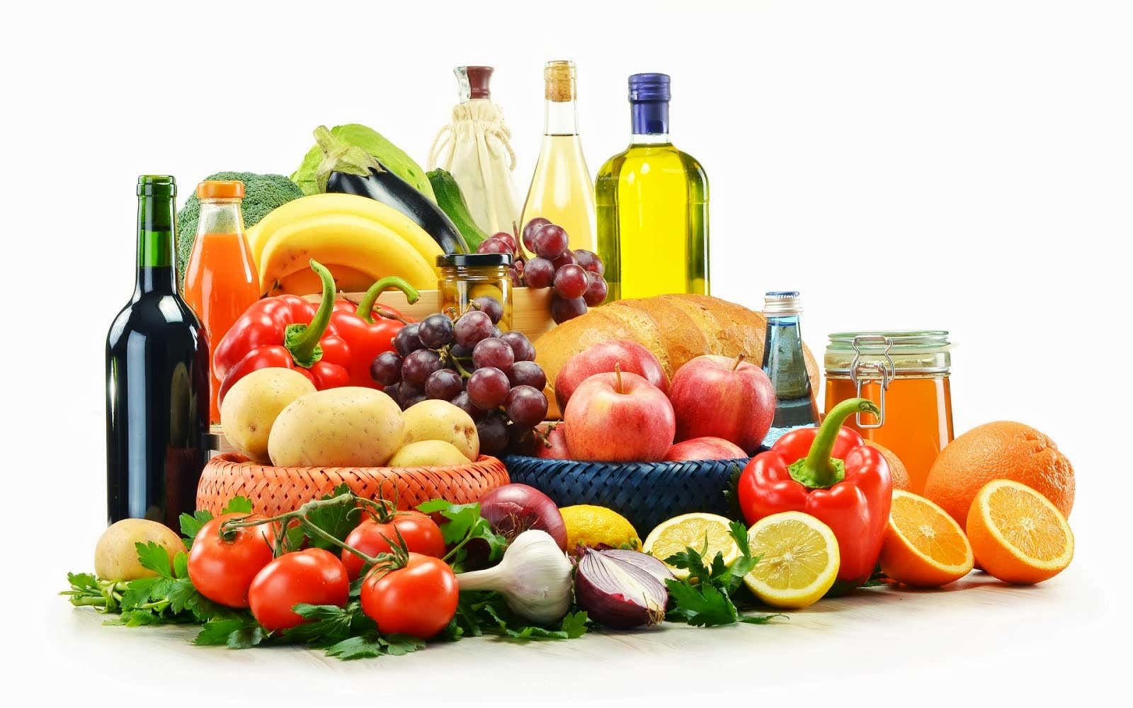Alimentos de una dieta mediterránea como frutas, aceite de oliva, verduras y cereales