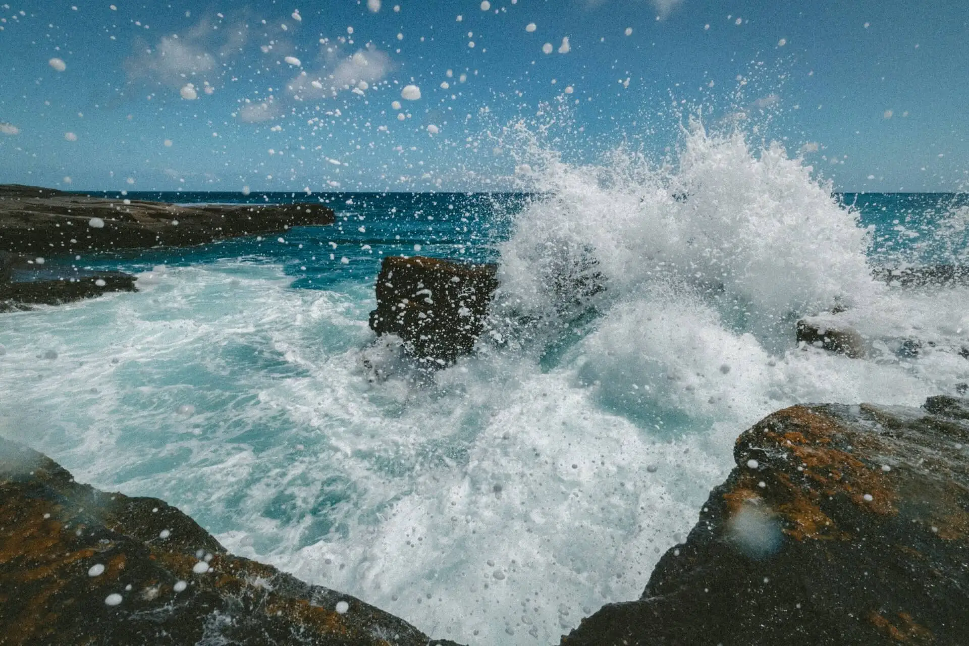 Mar rompe en una playa como la respiración ujjayi.