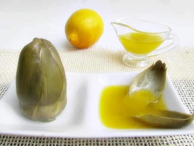Alcachofa bañada en limón