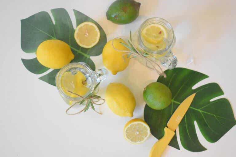 ¿Beber agua tibia de limón cada mañana brinda beneficios?