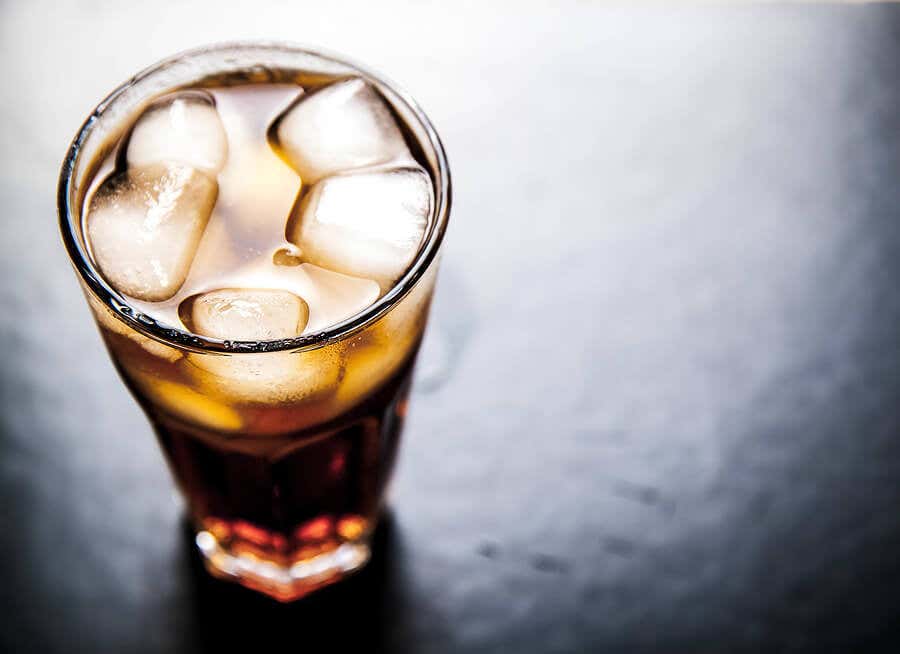 5 bebidas que debemos evitar y sus alternativas saludables