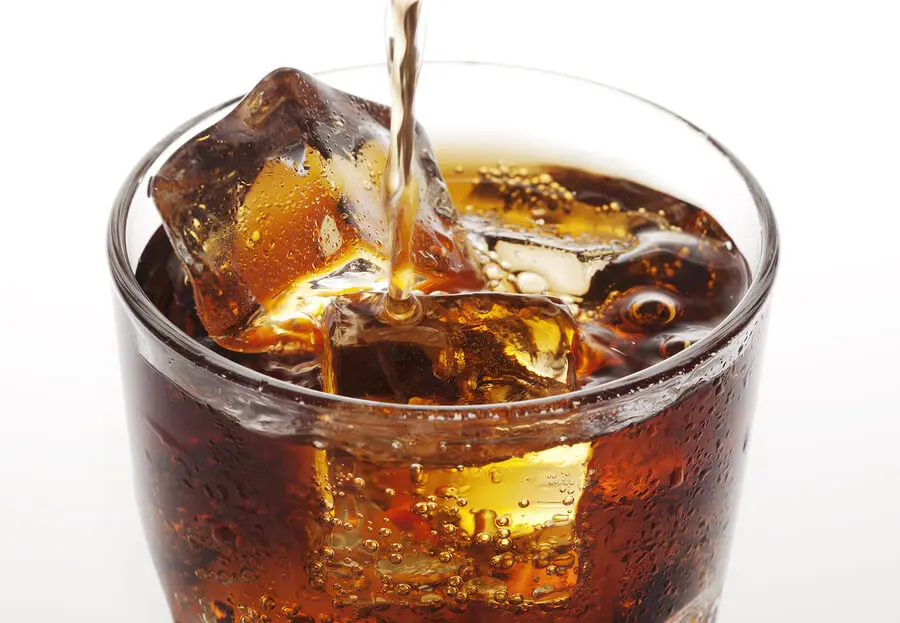 vaso con coca-cola