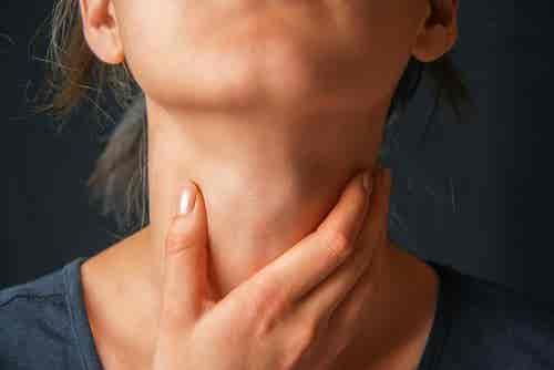 Dolor de garganta mujer disfonía