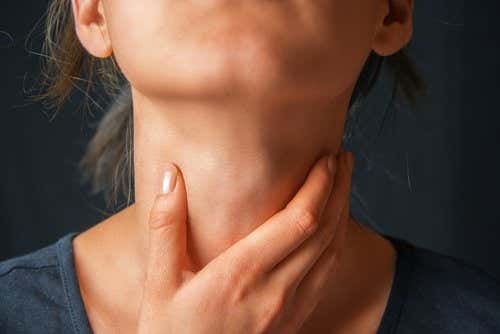 Dolor de garganta mujer disfonía