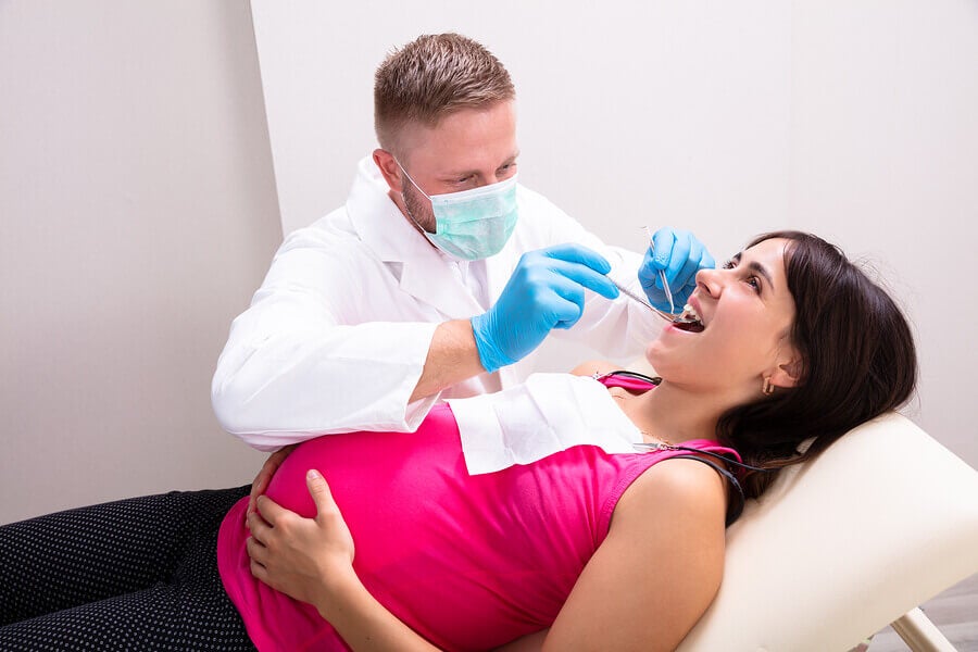 En gravid kvinne hos tannlegen