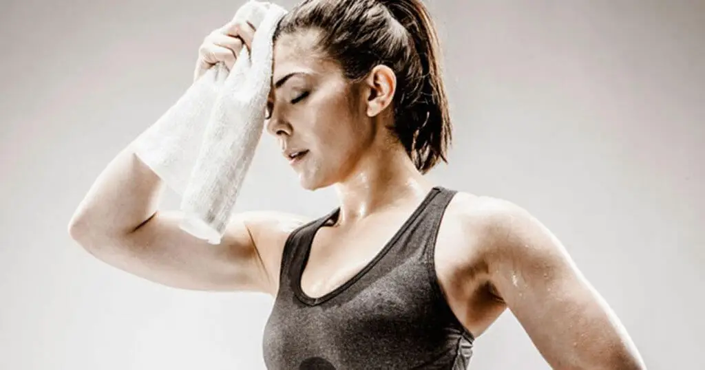 Mujer sudando después del entrenamiento