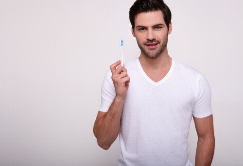 ¿Tus encías sangran al cepillarte los dientes?