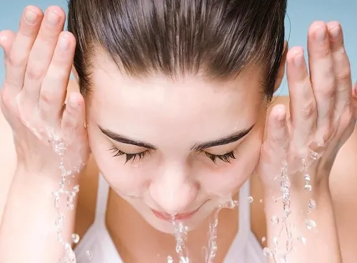Limpiar la cara con agua todos los días.
