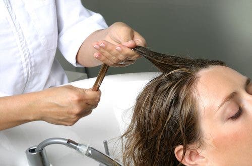 Masaje capilar para la tensión.