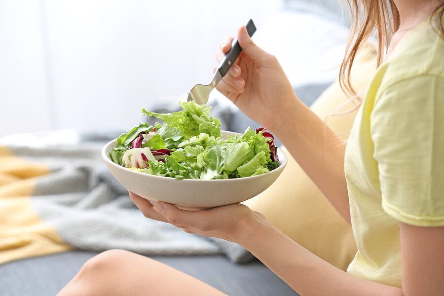 Mujer comiendo verdura